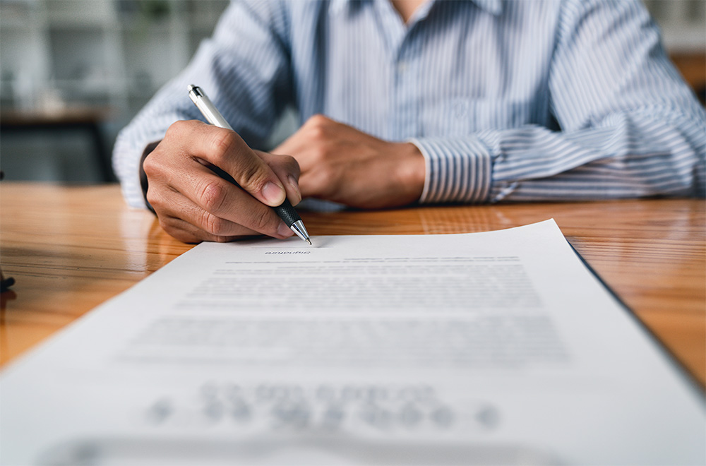 Profesionales revisando documentación de contratación pública en entorno administrativo
